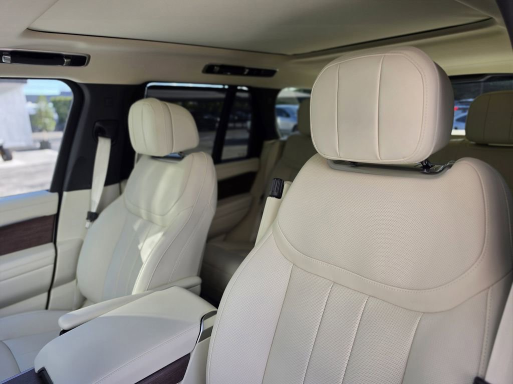 Used 2025 Land Rover Range Rover SE AWD/4WD image 16