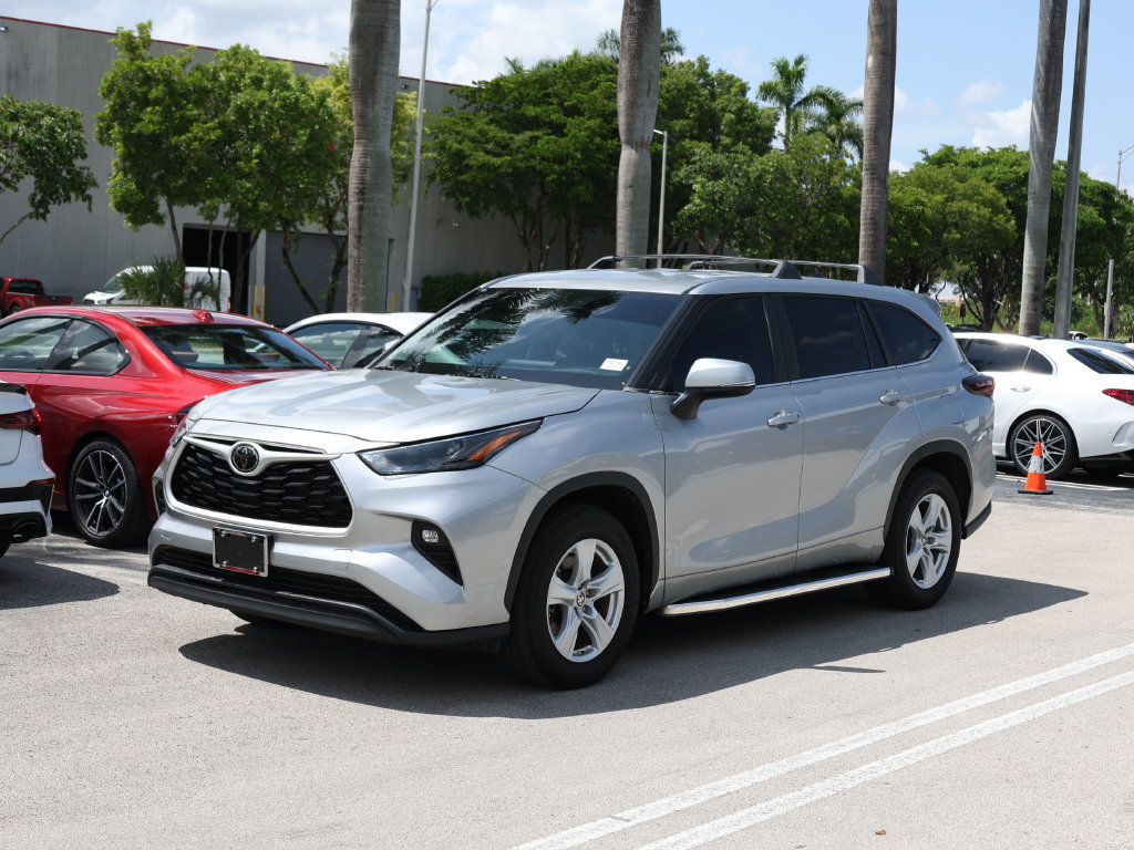 Used 2024 Toyota Highlander LE FWD image 1