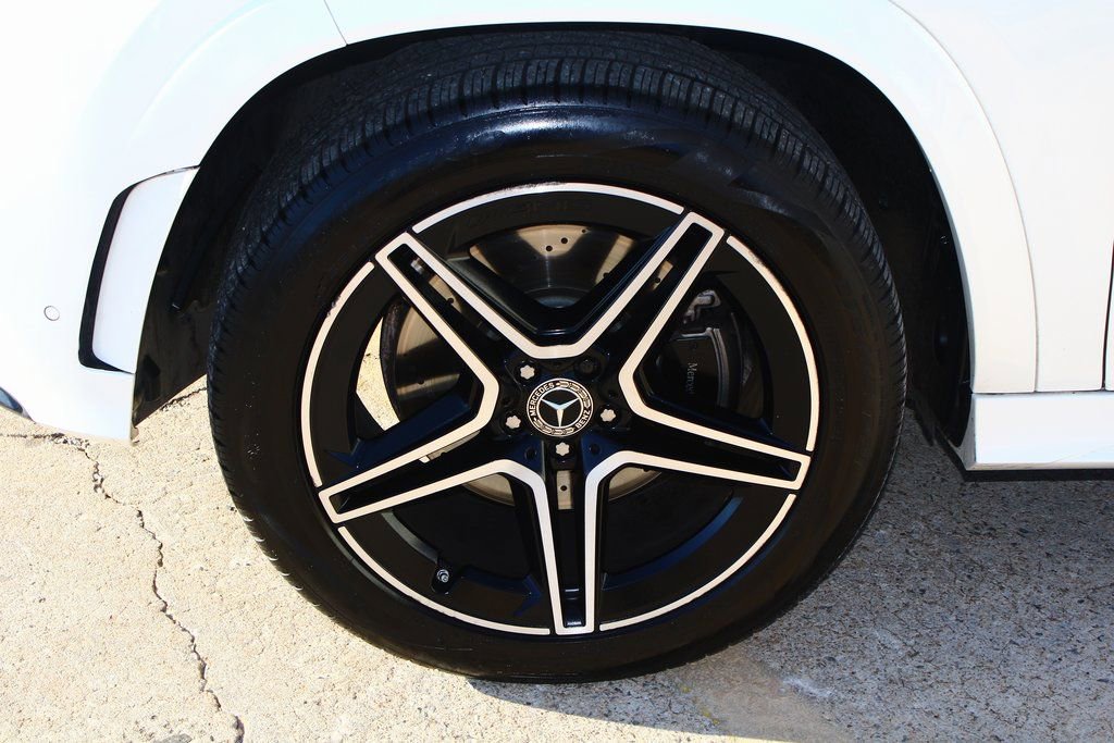 Used 2023 Mercedes-Benz GLS 450 4MATIC w/ AMG Line Exterior image 5