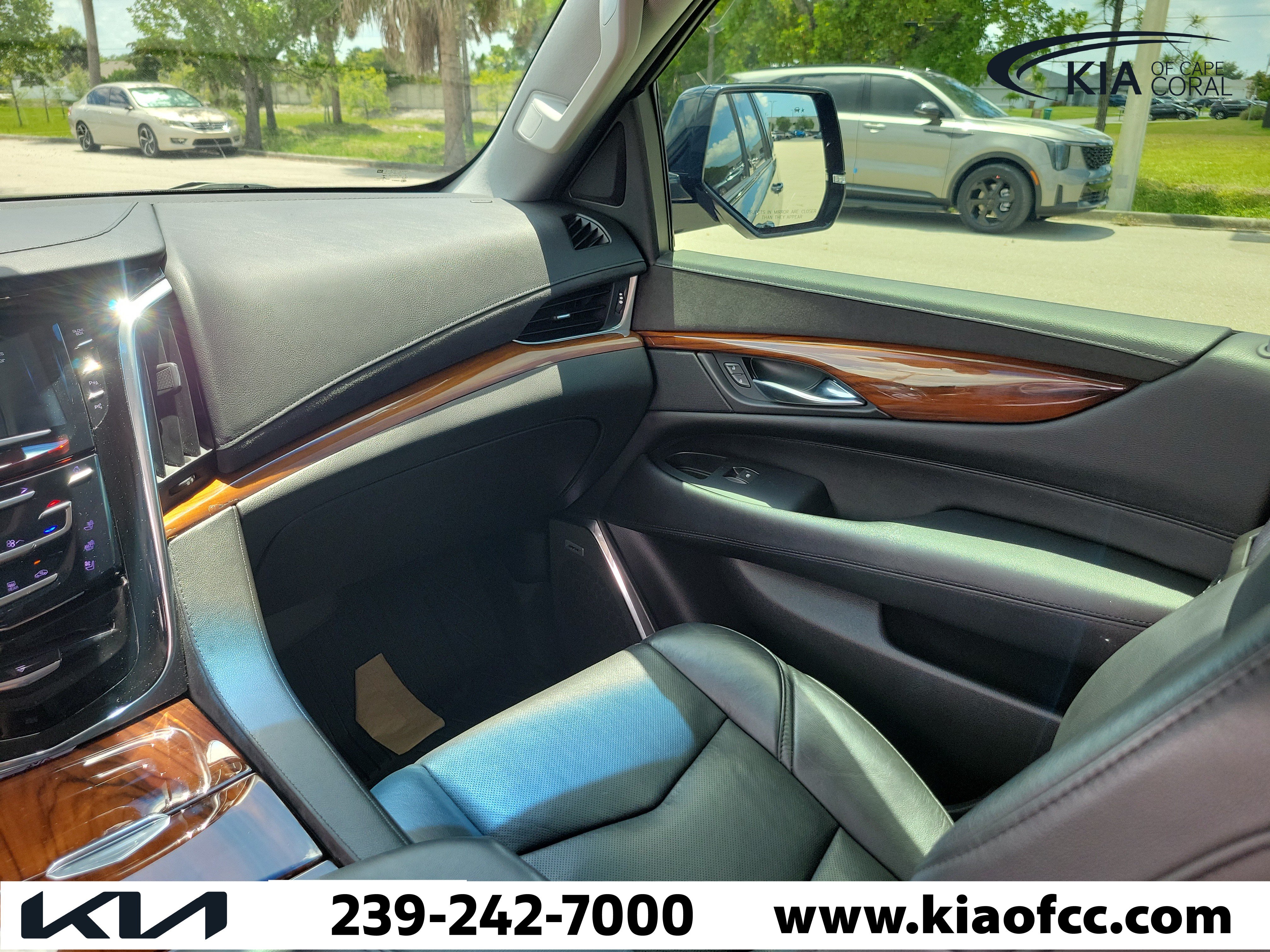 Used 2017 Cadillac Escalade Premium Luxury AWD/4WD image 19