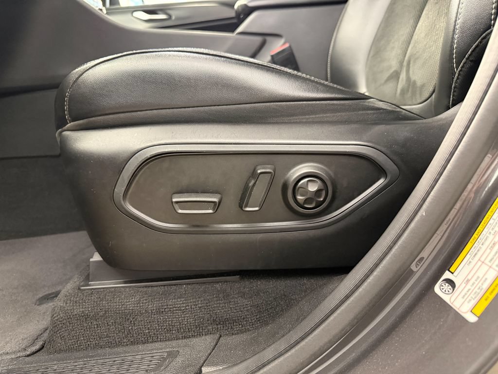 Used 2023 Jeep Grand Cherokee L Laredo AWD/4WD image 14
