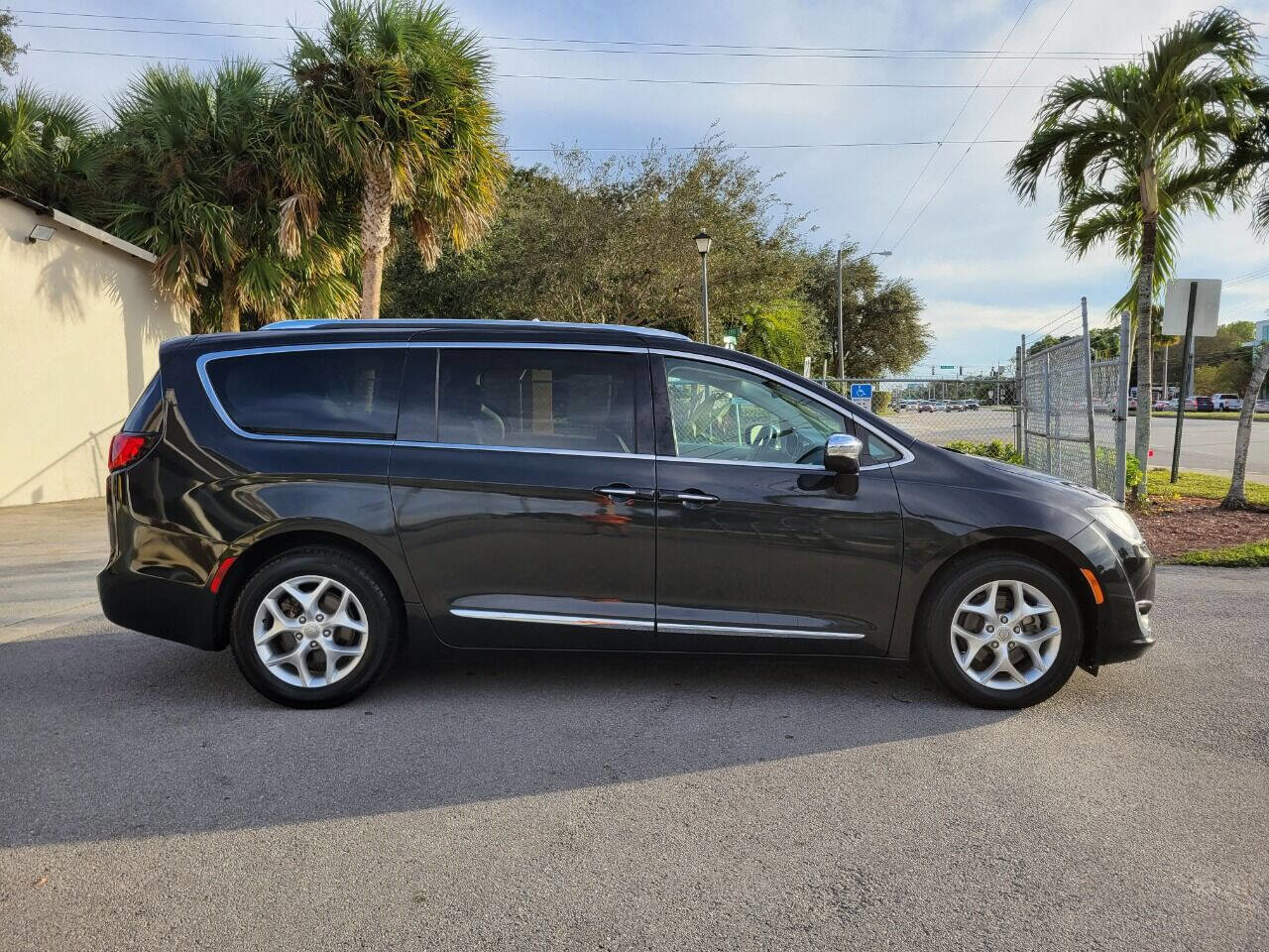 Used 2020 Chrysler Pacifica Limited FWD image 4