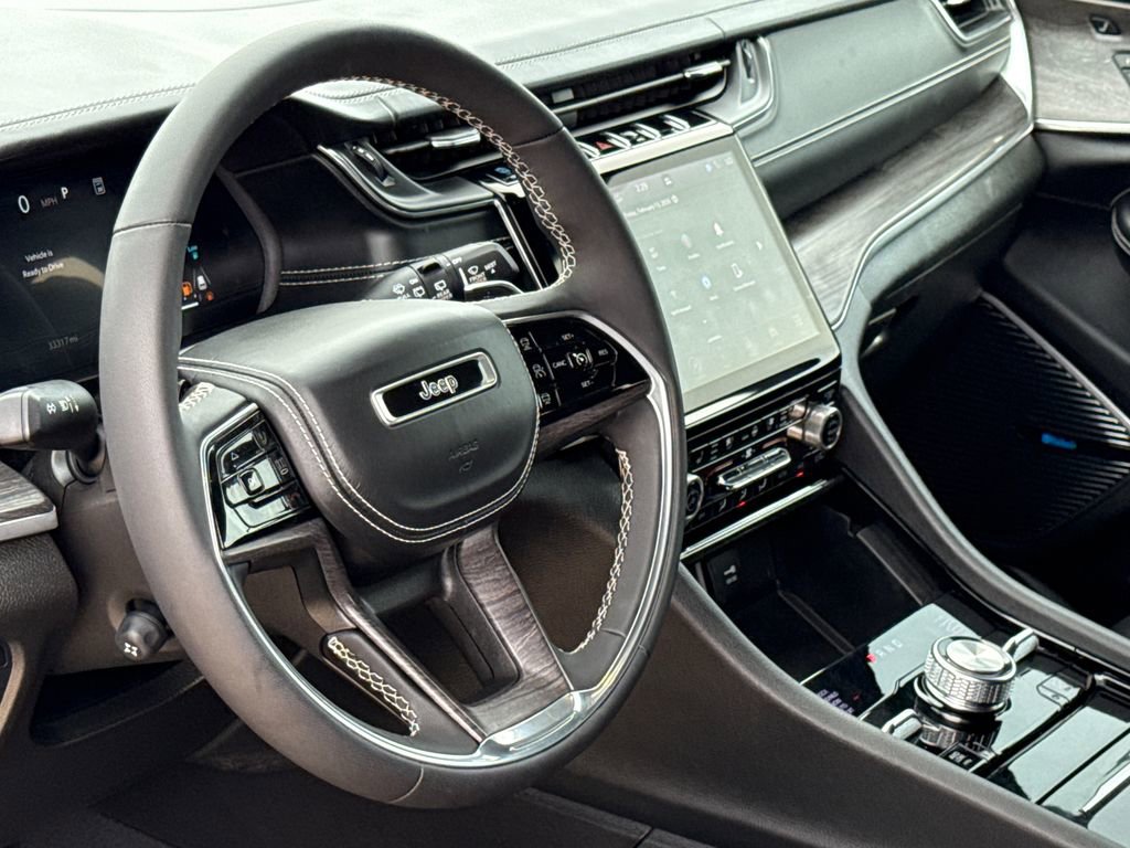 Used 2022 Jeep Grand Cherokee Overland w/ Luxury Tech Group IV AWD/4WD image 20