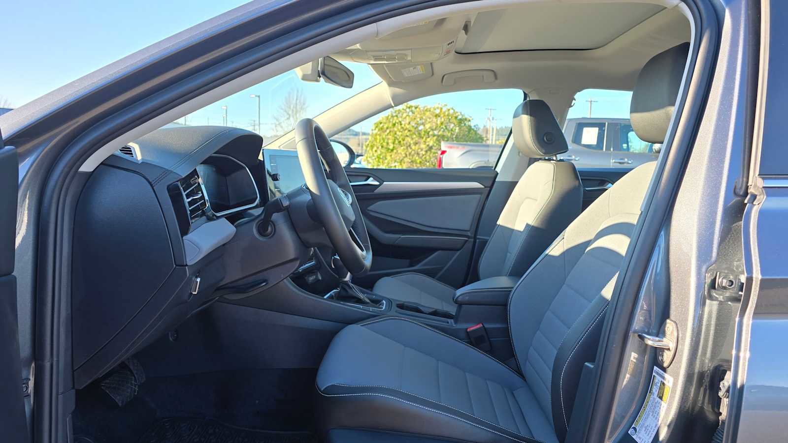 Used 2025 Volkswagen Jetta SE image 21