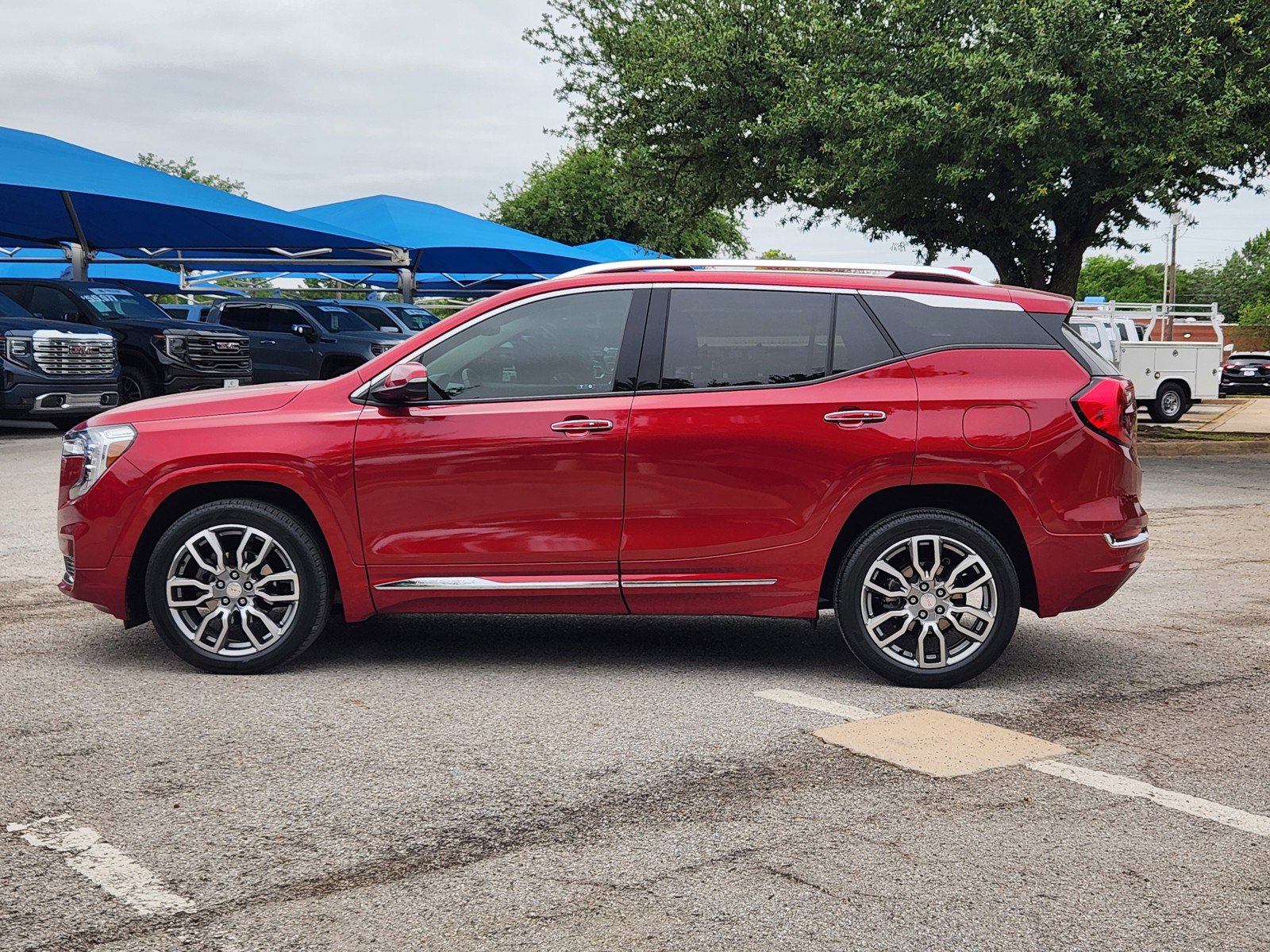 Used 2022 GMC Terrain Denali w/ Denali Premium Package AWD/4WD image 3