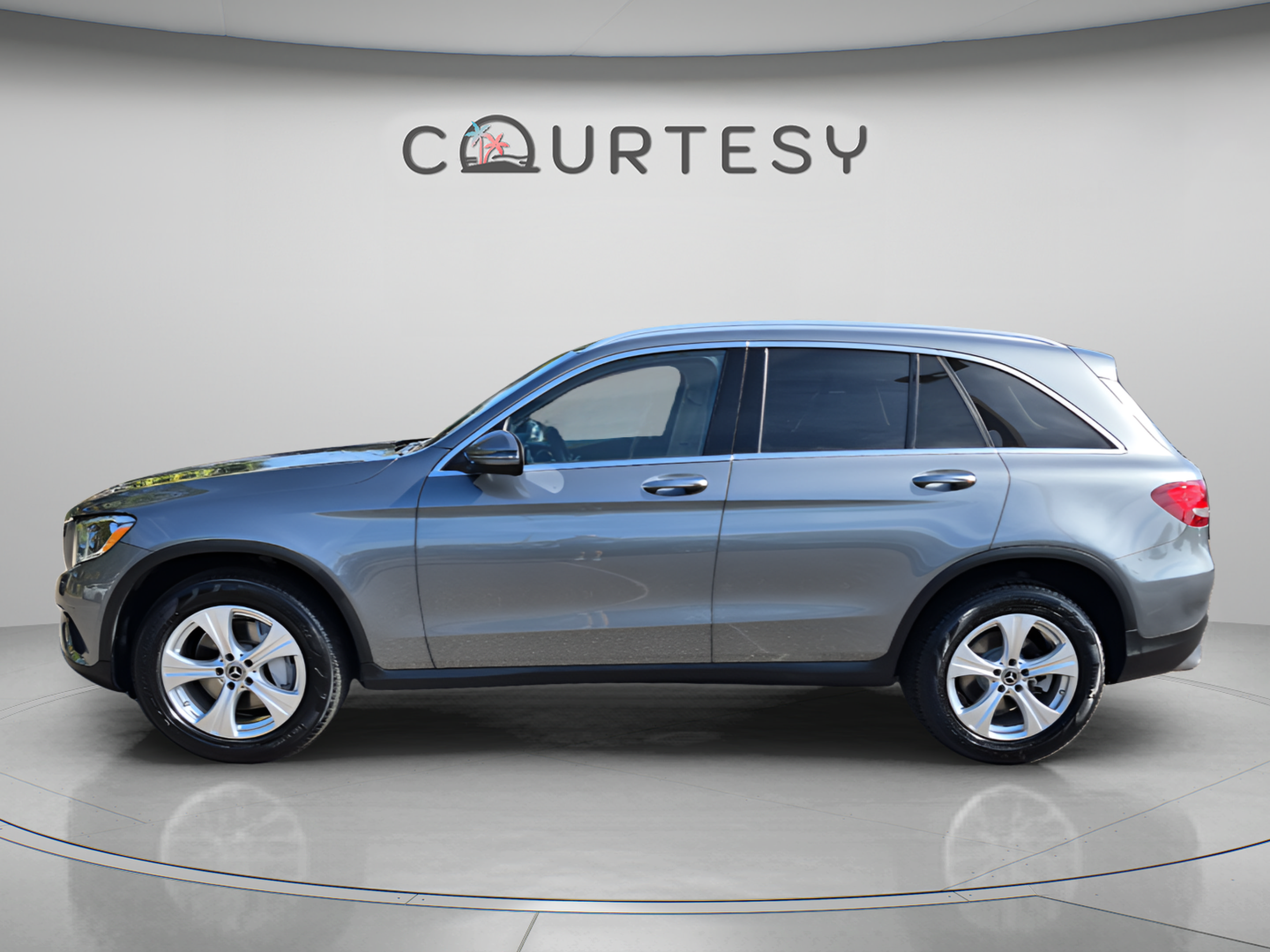 Used 2017 Mercedes-Benz GLC 300 image 2
