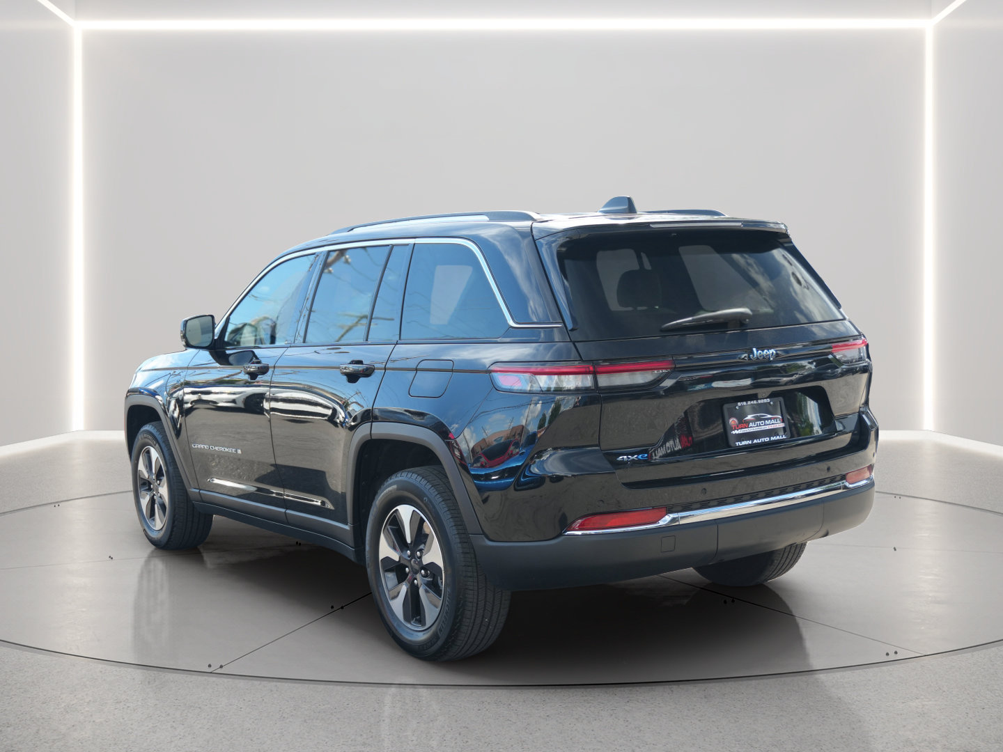 Used 2023 Jeep Grand Cherokee 4WD 4xe image 3