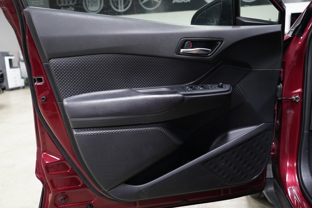 Used 2018 Toyota C-HR XLE FWD image 9