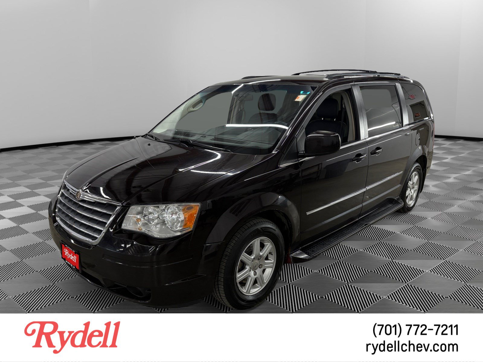 Used 2010 Chrysler Town & Country Touring Plus FWD image 1