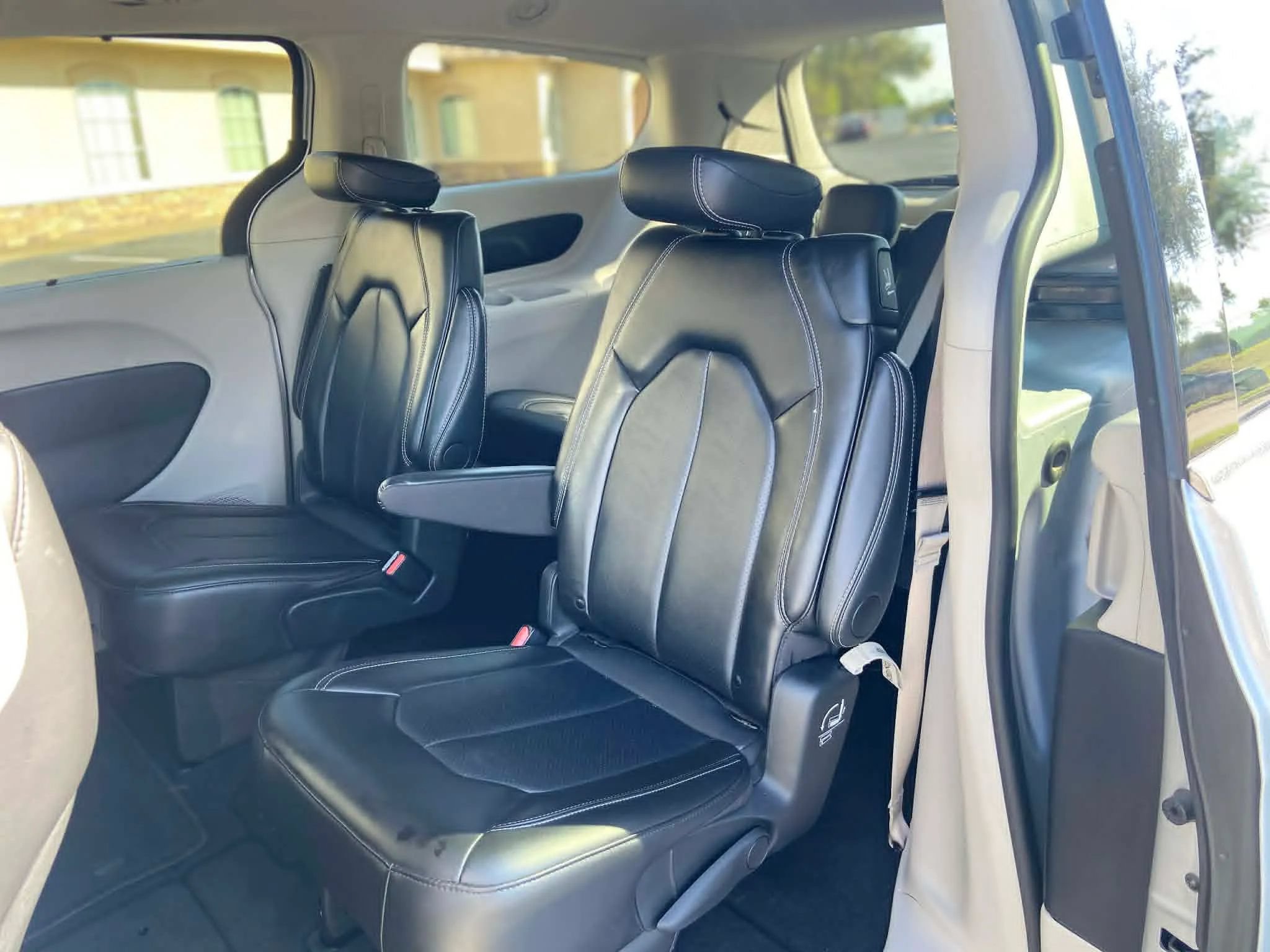 Used 2024 Chrysler Pacifica Touring-L FWD image 10