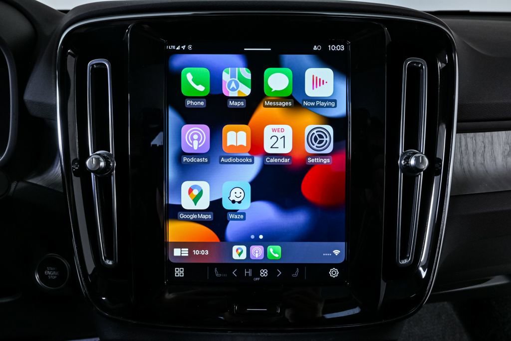 Certified 2025 Volvo XC40 B5 Plus image 17