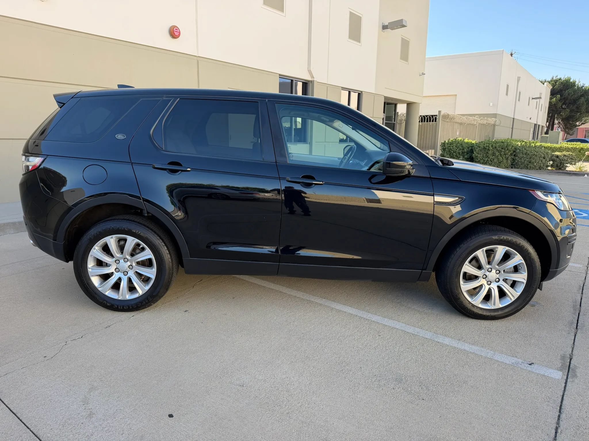 Used 2017 Land Rover Discovery Sport SE AWD/4WD image 4