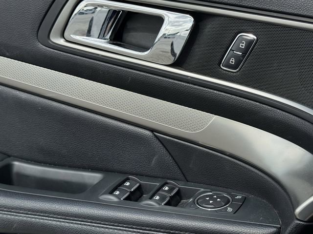 Used 2018 Ford Explorer XLT w/ Equipment Group 202A FWD image 23