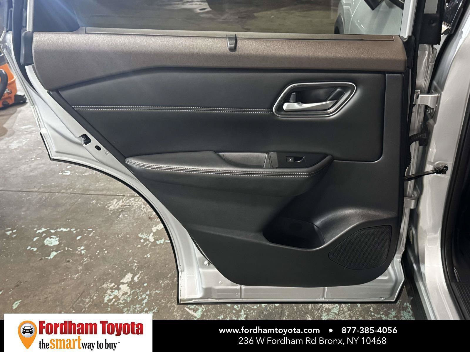 Used 2021 Nissan Rogue SV w/ Premium Package AWD/4WD image 11
