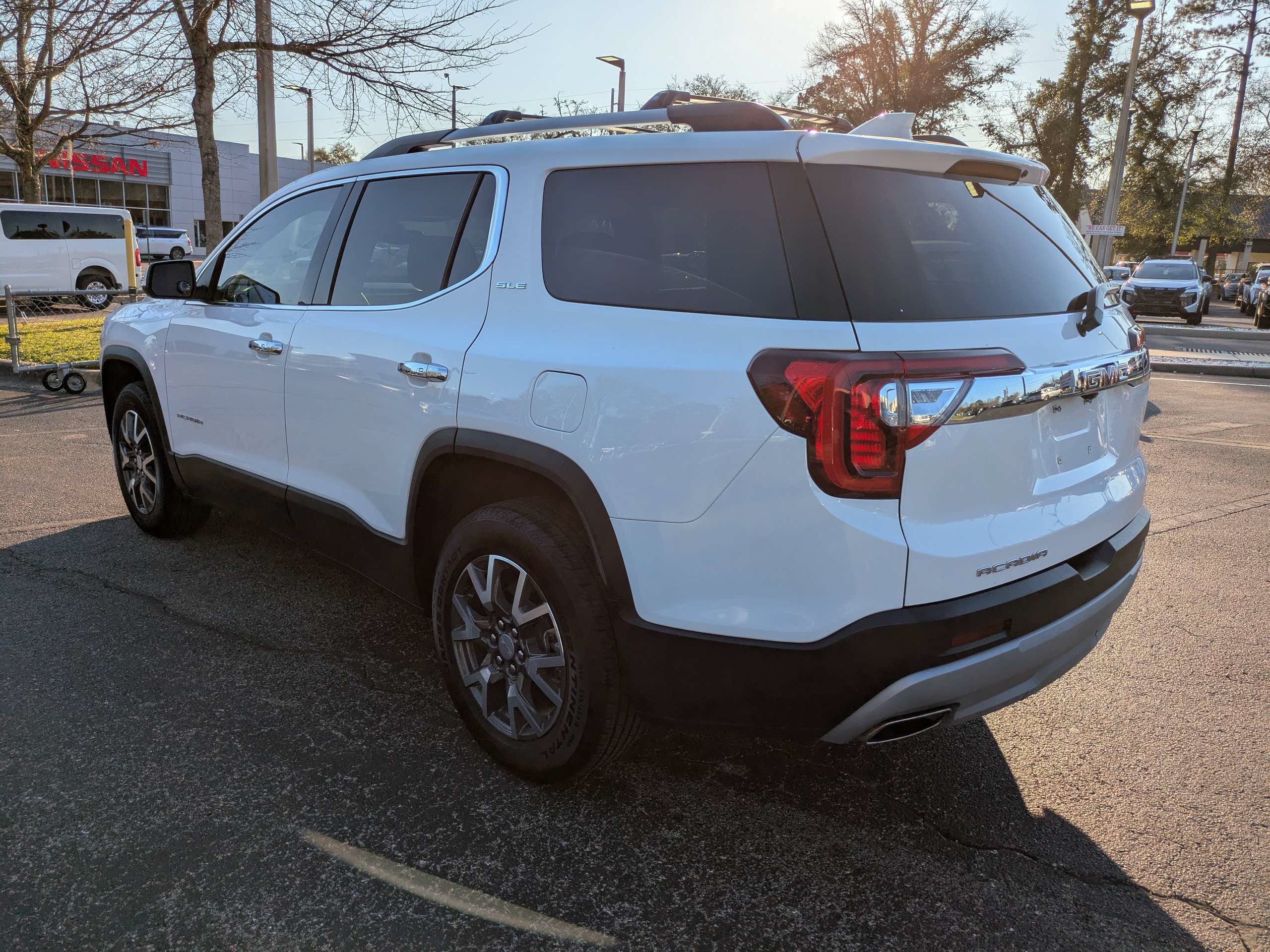 Used 2023 GMC Acadia SLE w/ Driver Convenience Package FWD image 6