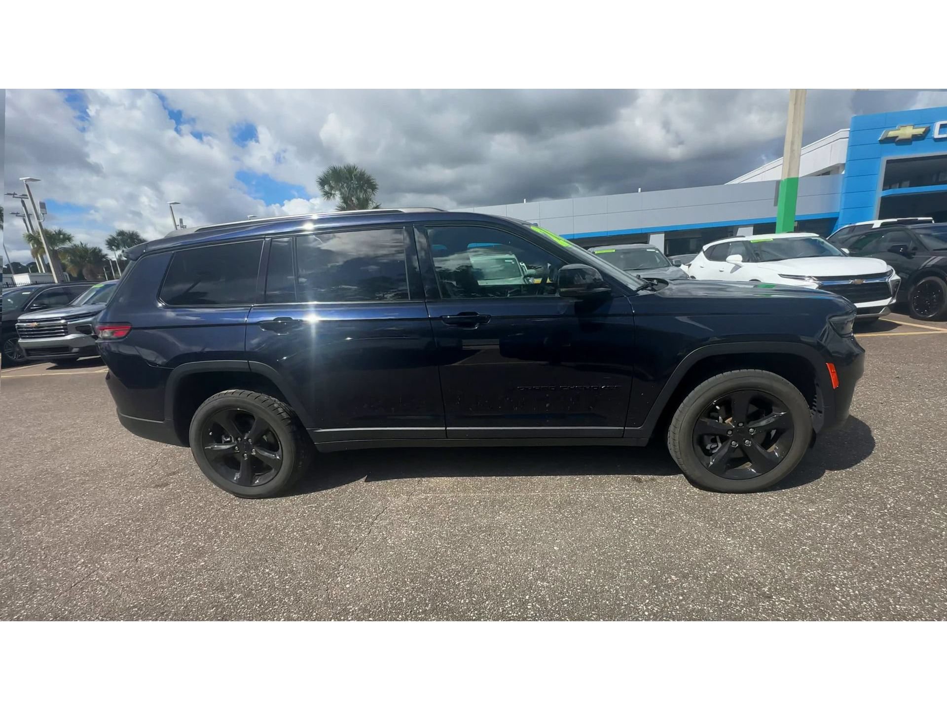 Used 2024 Jeep Grand Cherokee L Limited w/ Black Appearance Package RWD image 9