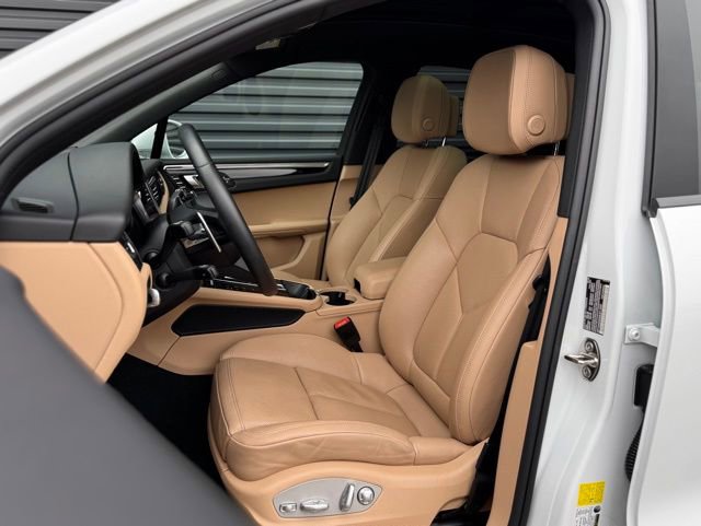 Certified 2025 Porsche Macan image 5