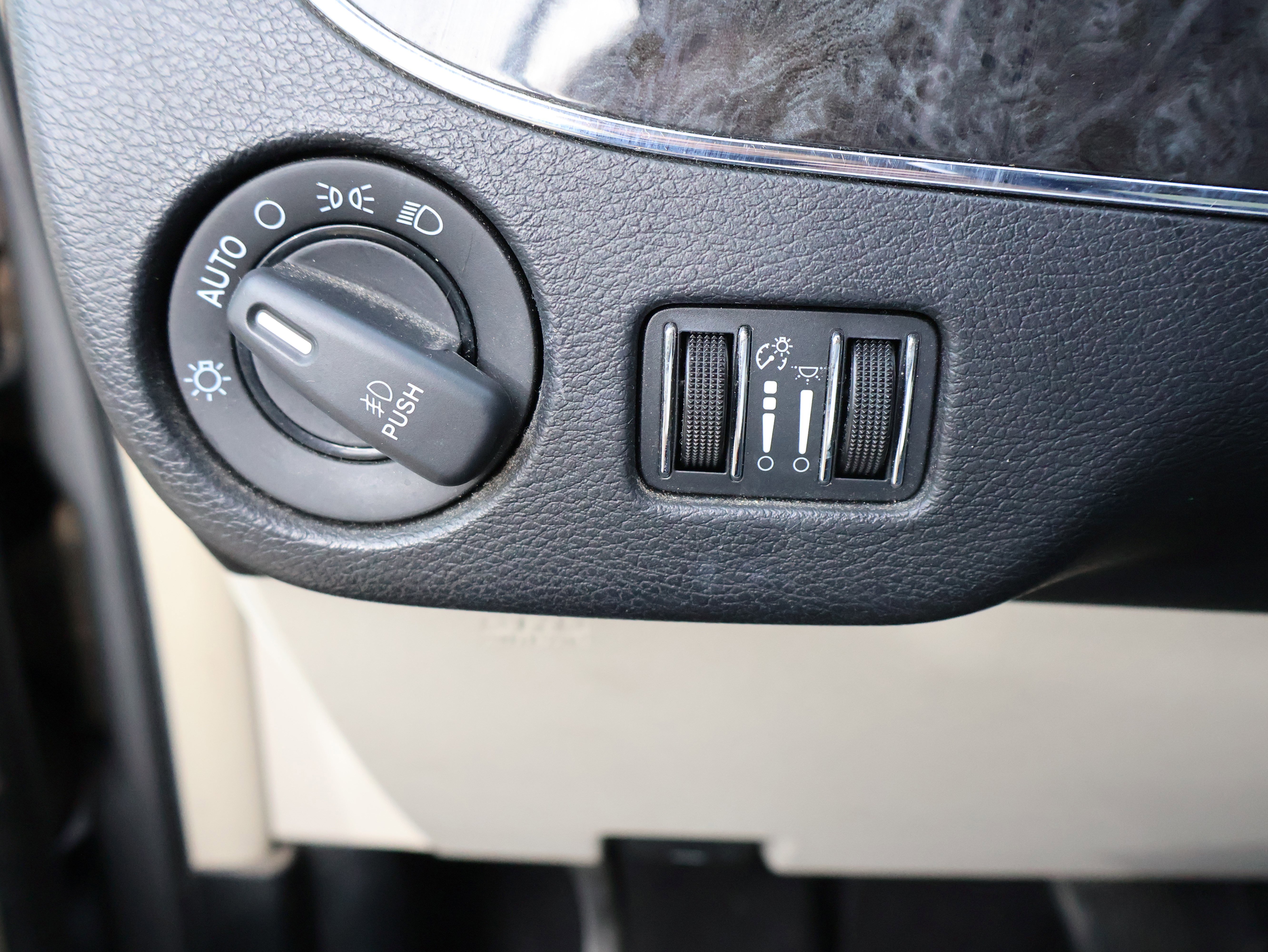 Used 2014 Chrysler Town & Country Touring image 28