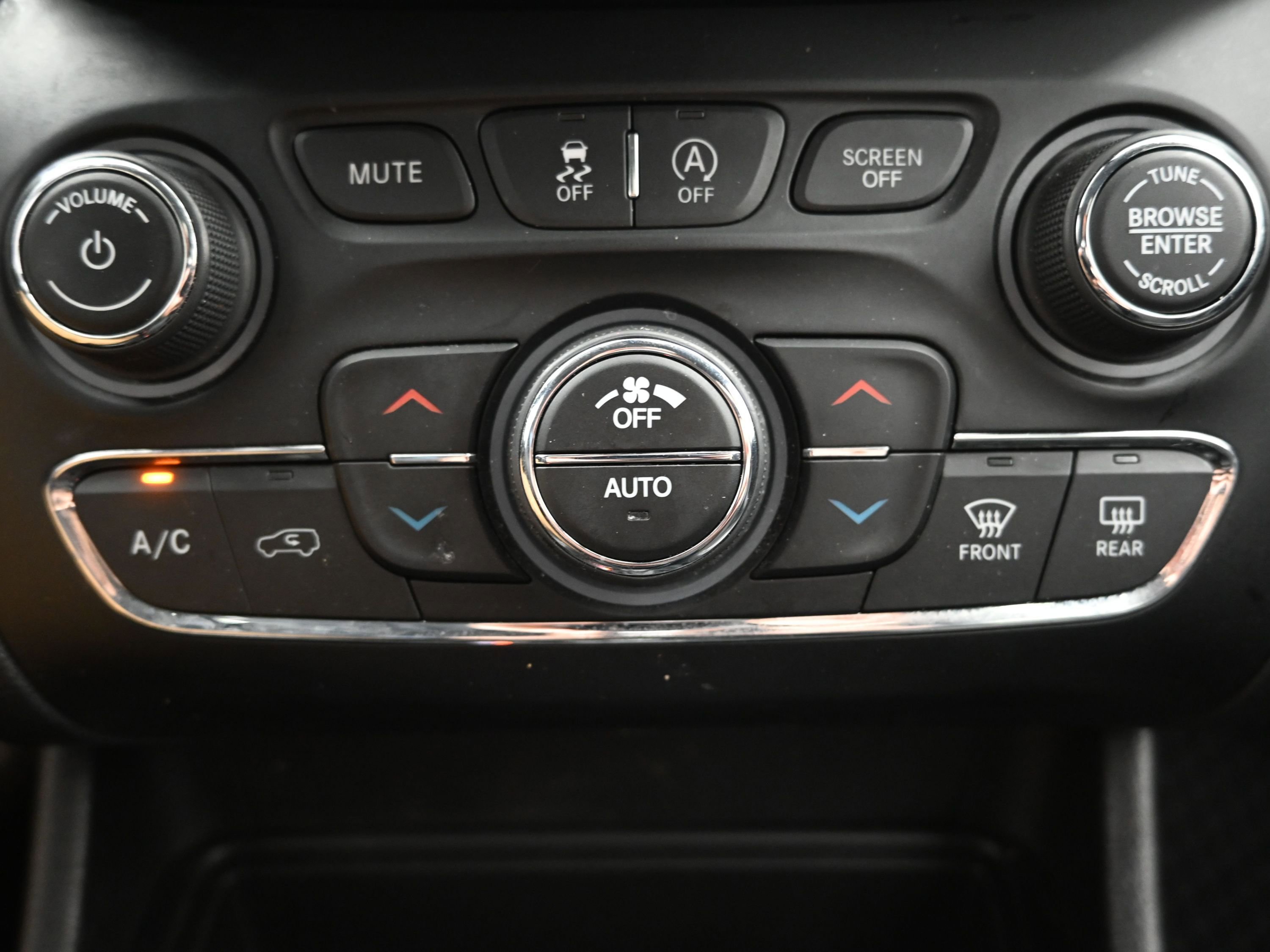 Used 2020 Jeep Cherokee Latitude Plus image 18