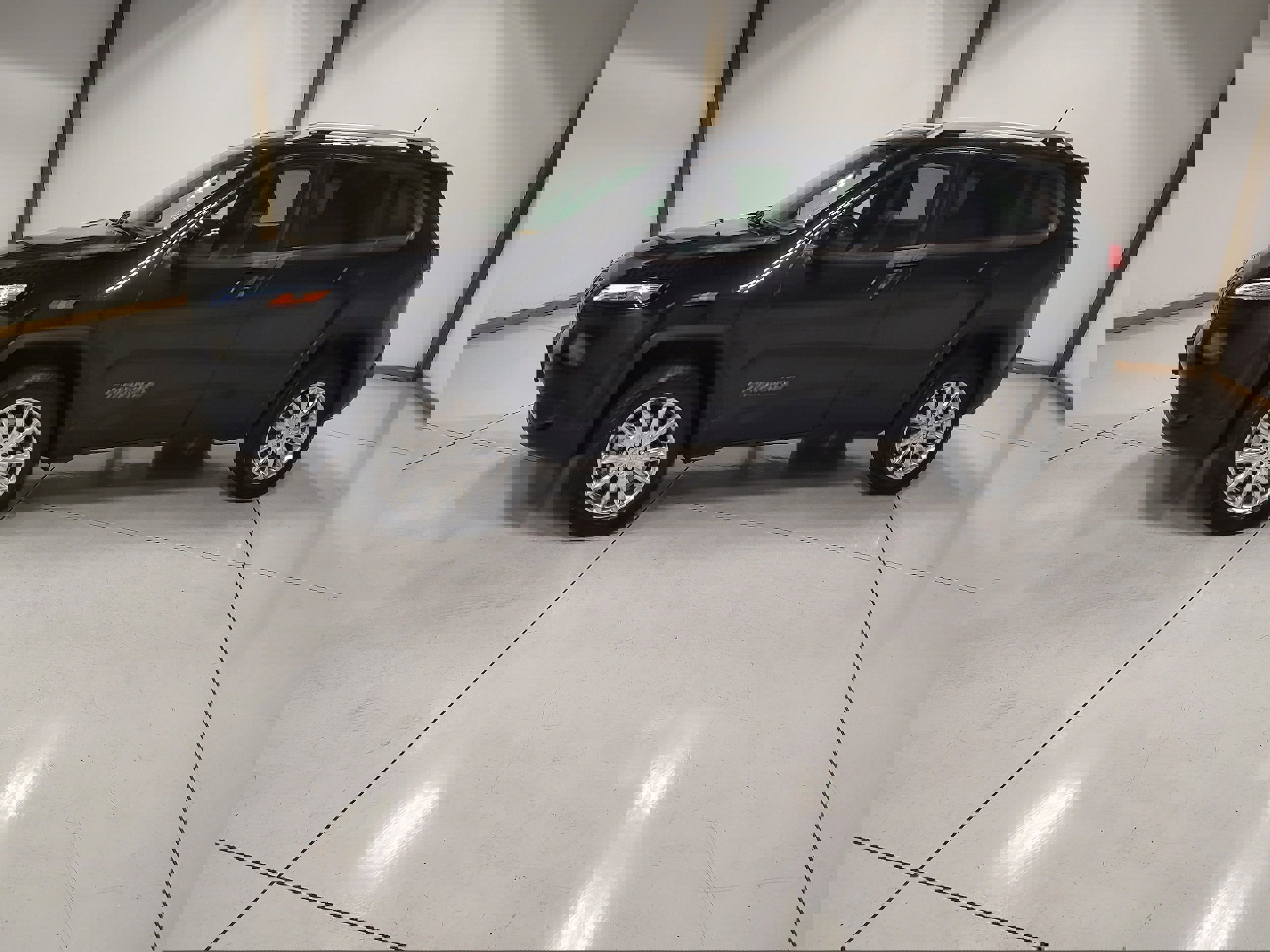 Used 2015 Jeep Cherokee Limited w/ Luxury Group image 4