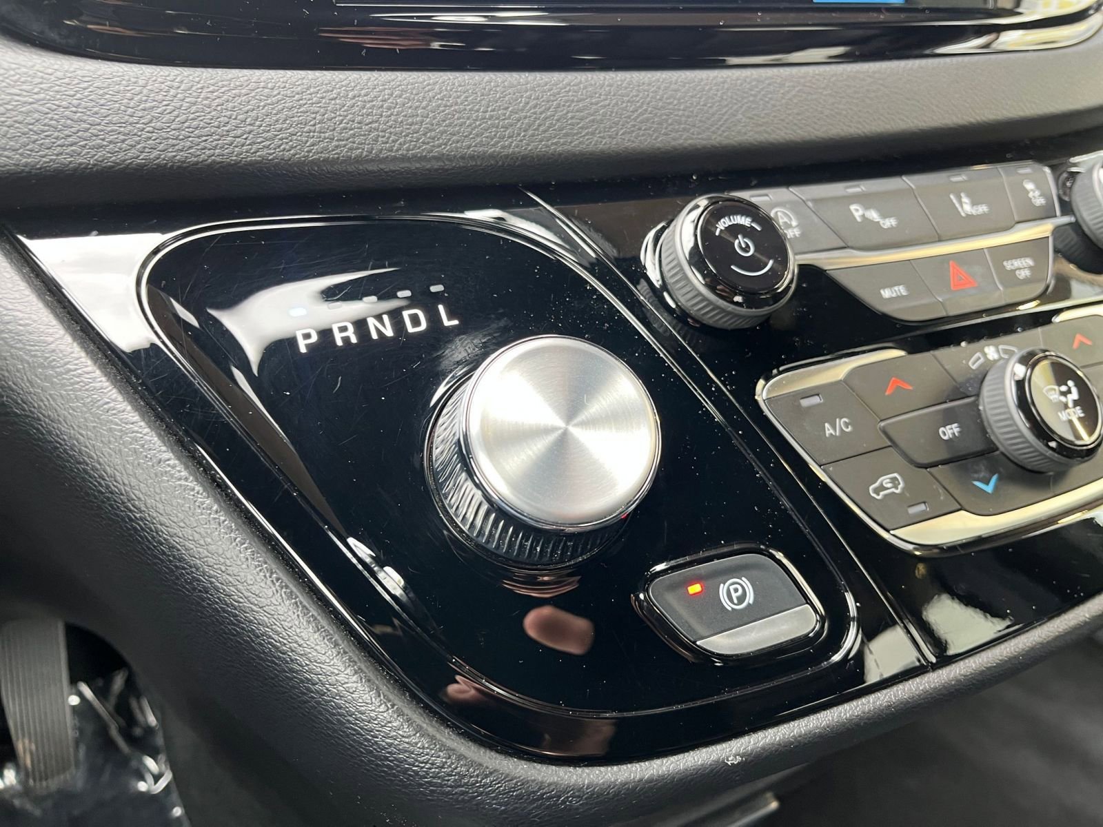 Used 2025 Chrysler Pacifica Select image 44