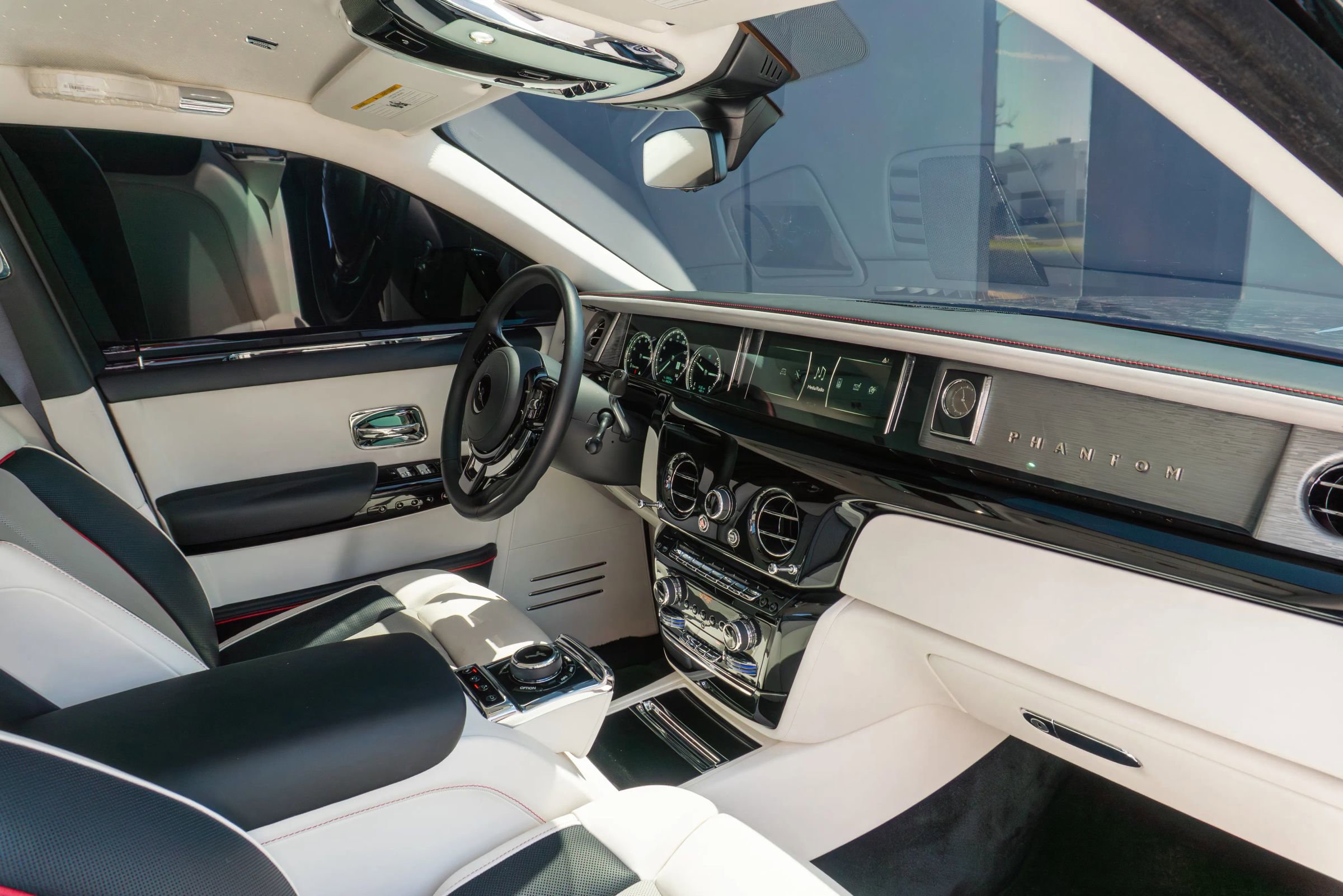 Used 2024 Rolls-Royce Phantom Sedan w/ The Phantom Package RWD image 16