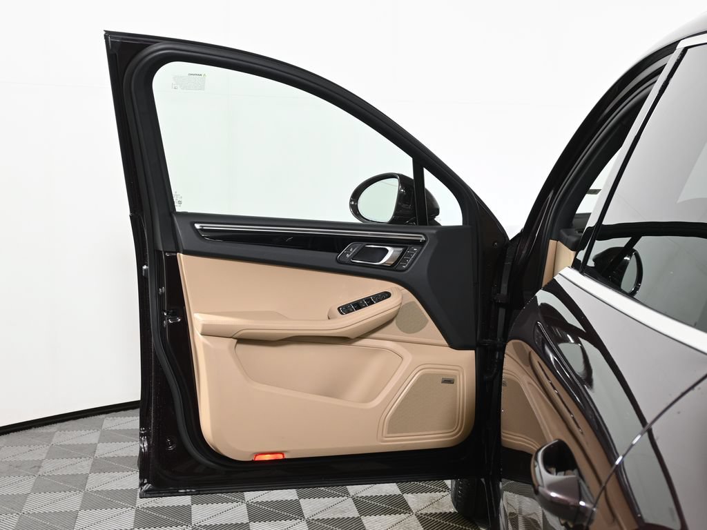 Used 2026 Porsche Macan AWD/4WD image 32