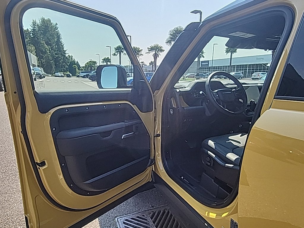New 2026 Land Rover Defender 110 AWD/4WD image 9