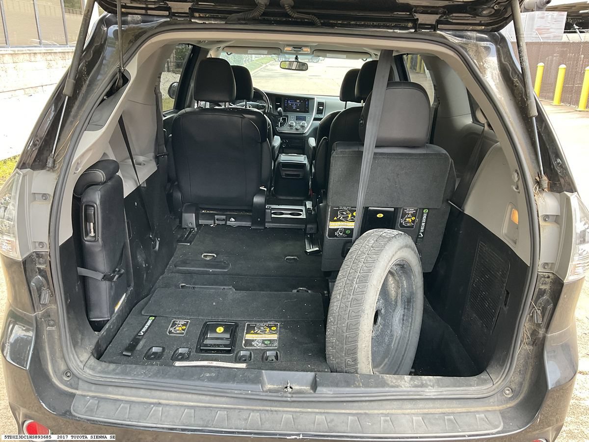 Used 2017 Toyota Sienna SE FWD image 8