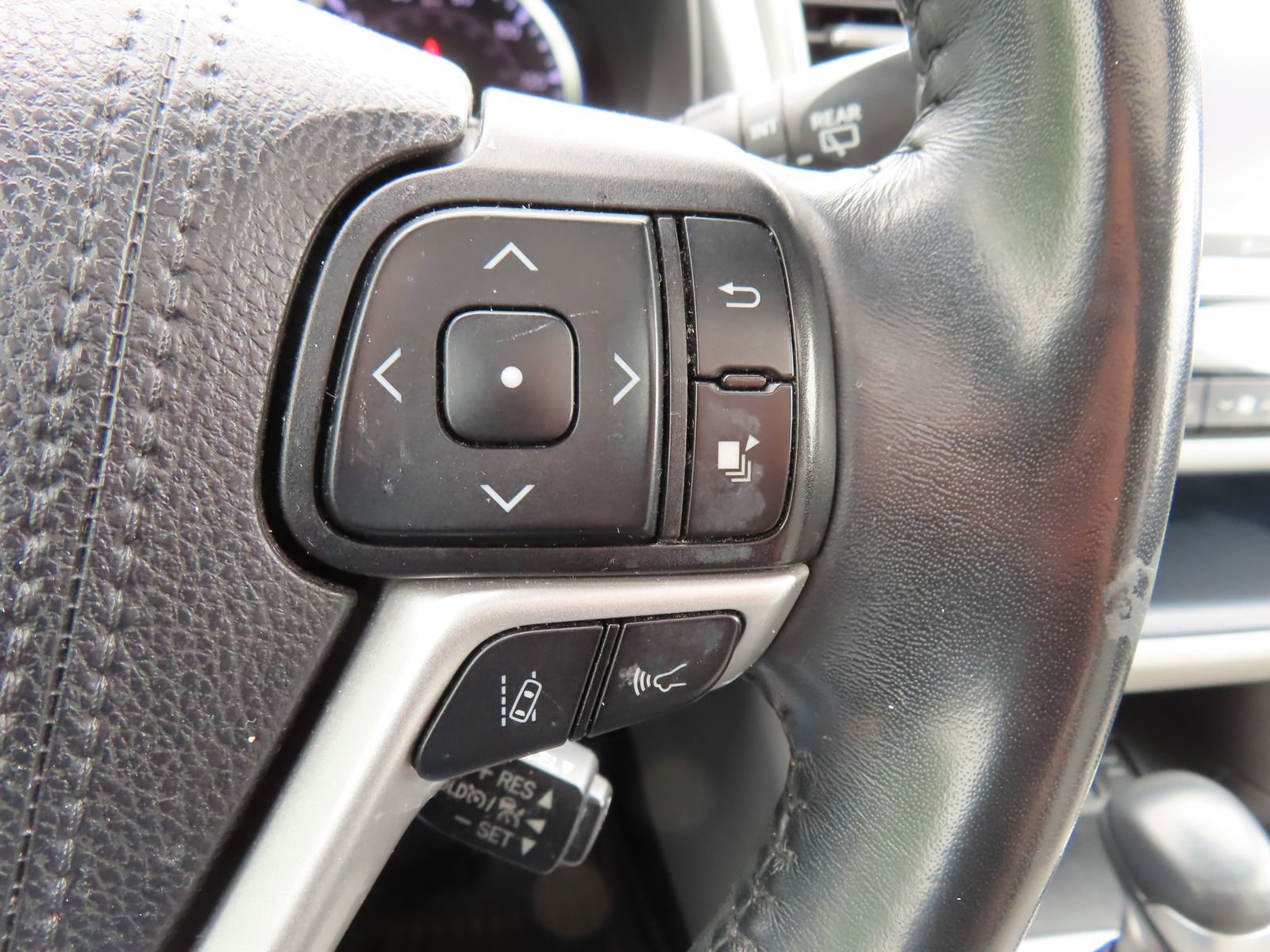 Used 2019 Toyota Highlander XLE AWD/4WD image 18