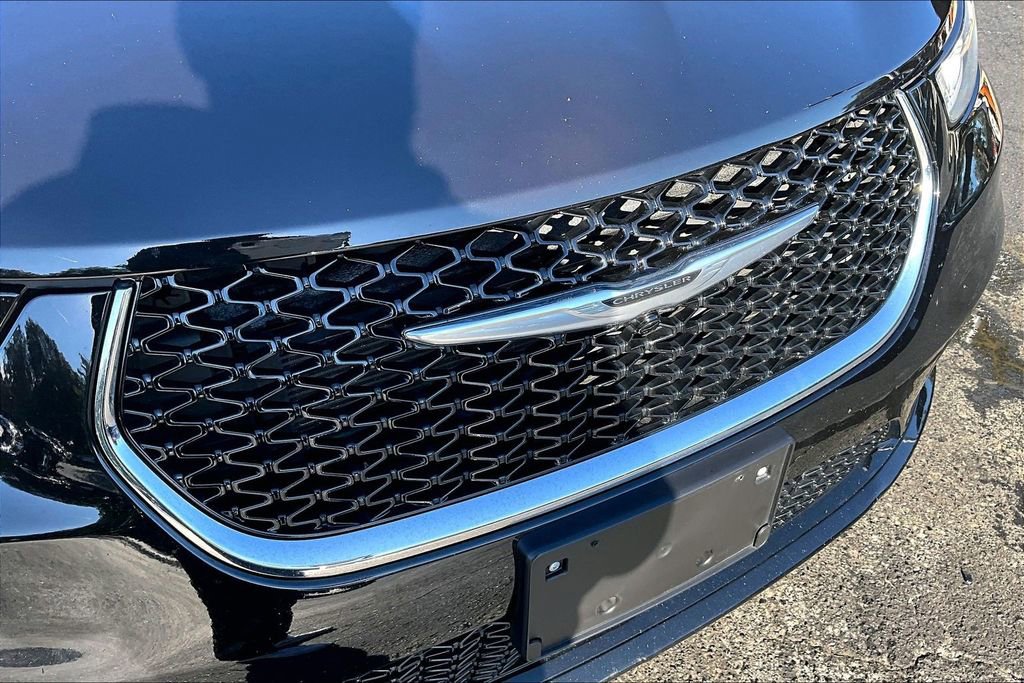 Used 2024 Chrysler Pacifica Touring-L image 32