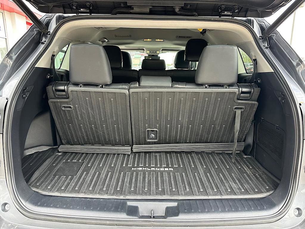 Certified 2020 Toyota Highlander XLE image 11