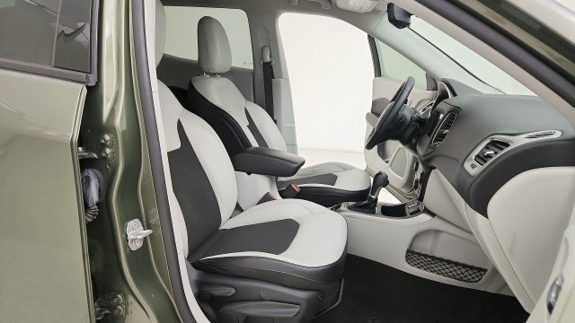 Used 2019 Jeep Compass Latitude FWD image 18