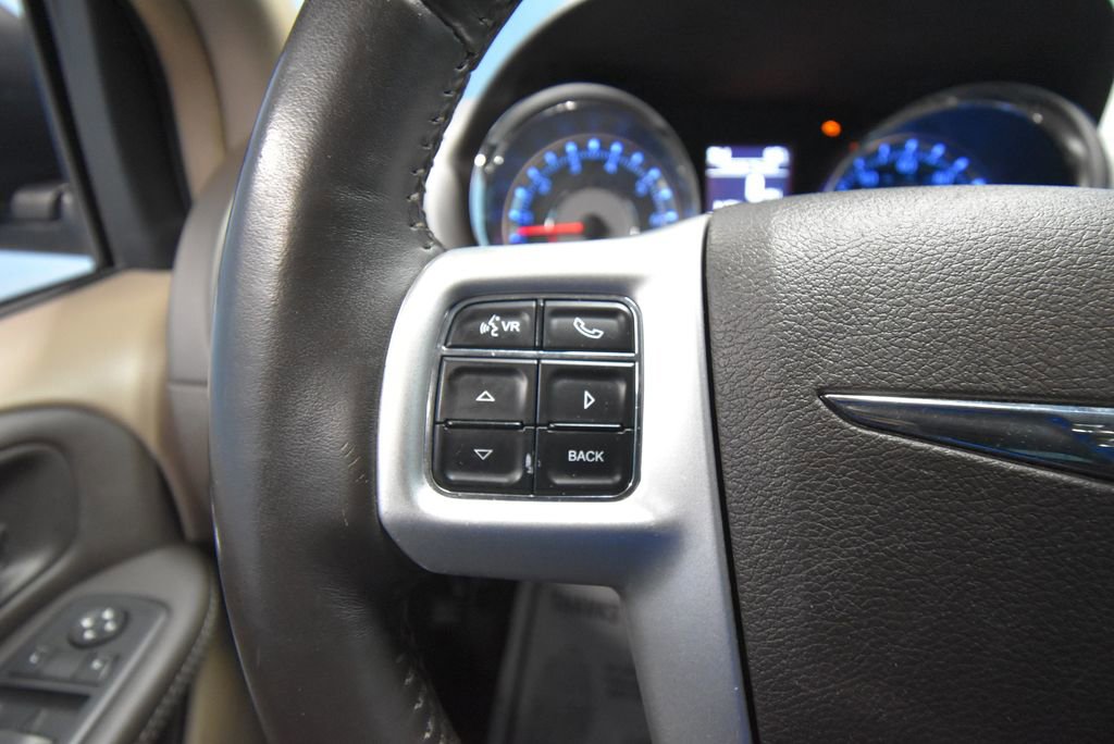 Used 2016 Chrysler Town & Country Touring FWD image 11