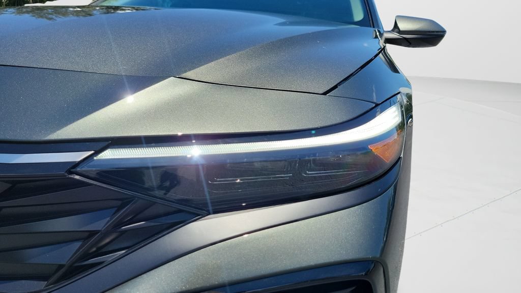 Certified 2025 Hyundai Elantra Limited FWD image 25