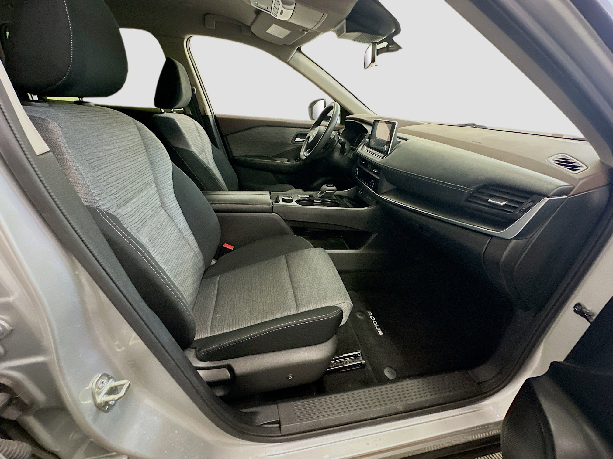 Used 2023 Nissan Rogue SV image 31