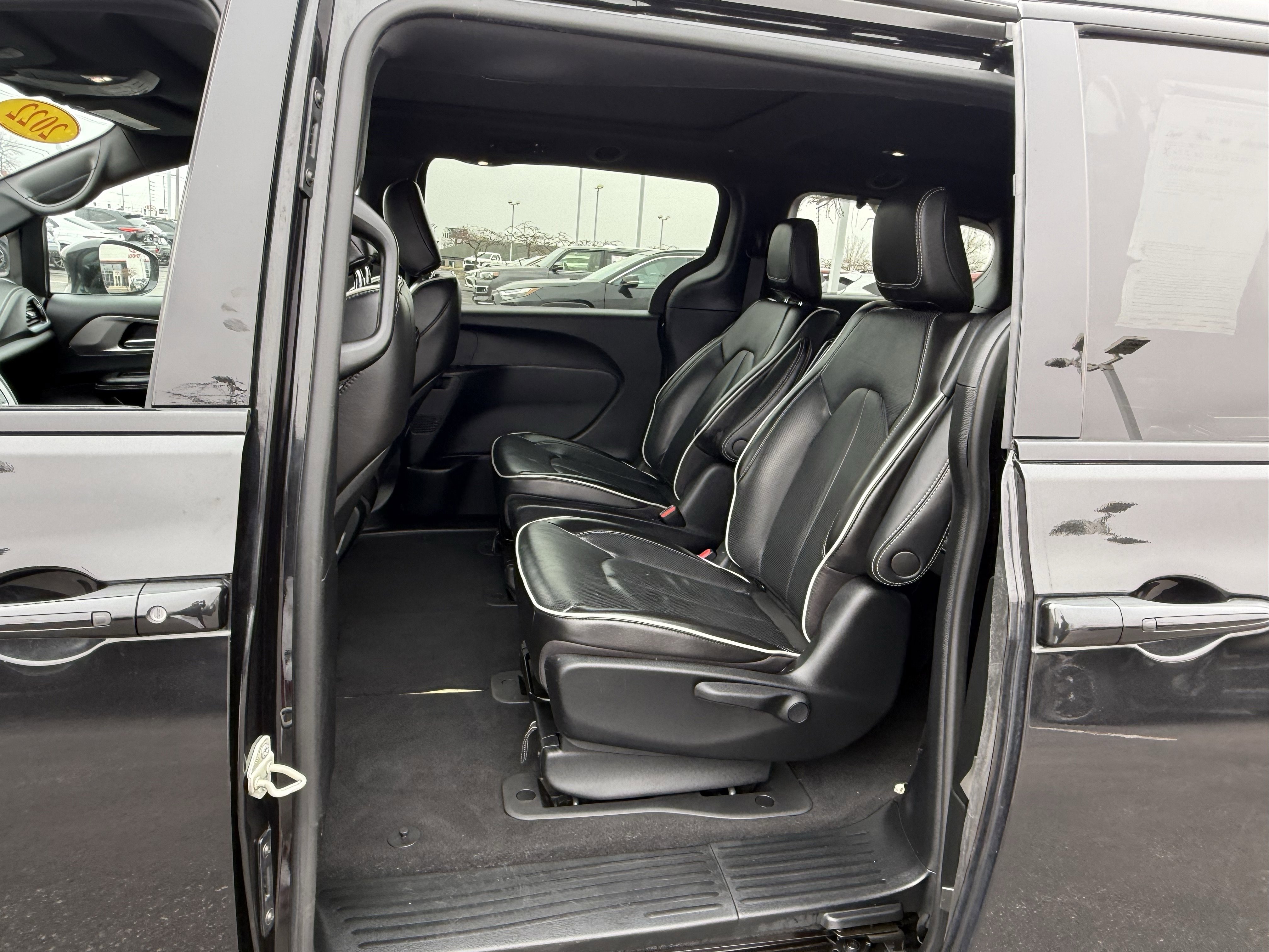 Used 2022 Chrysler Pacifica Limited w/ S Appearance Package image 16