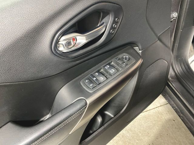 Used 2019 Jeep Cherokee Limited image 22