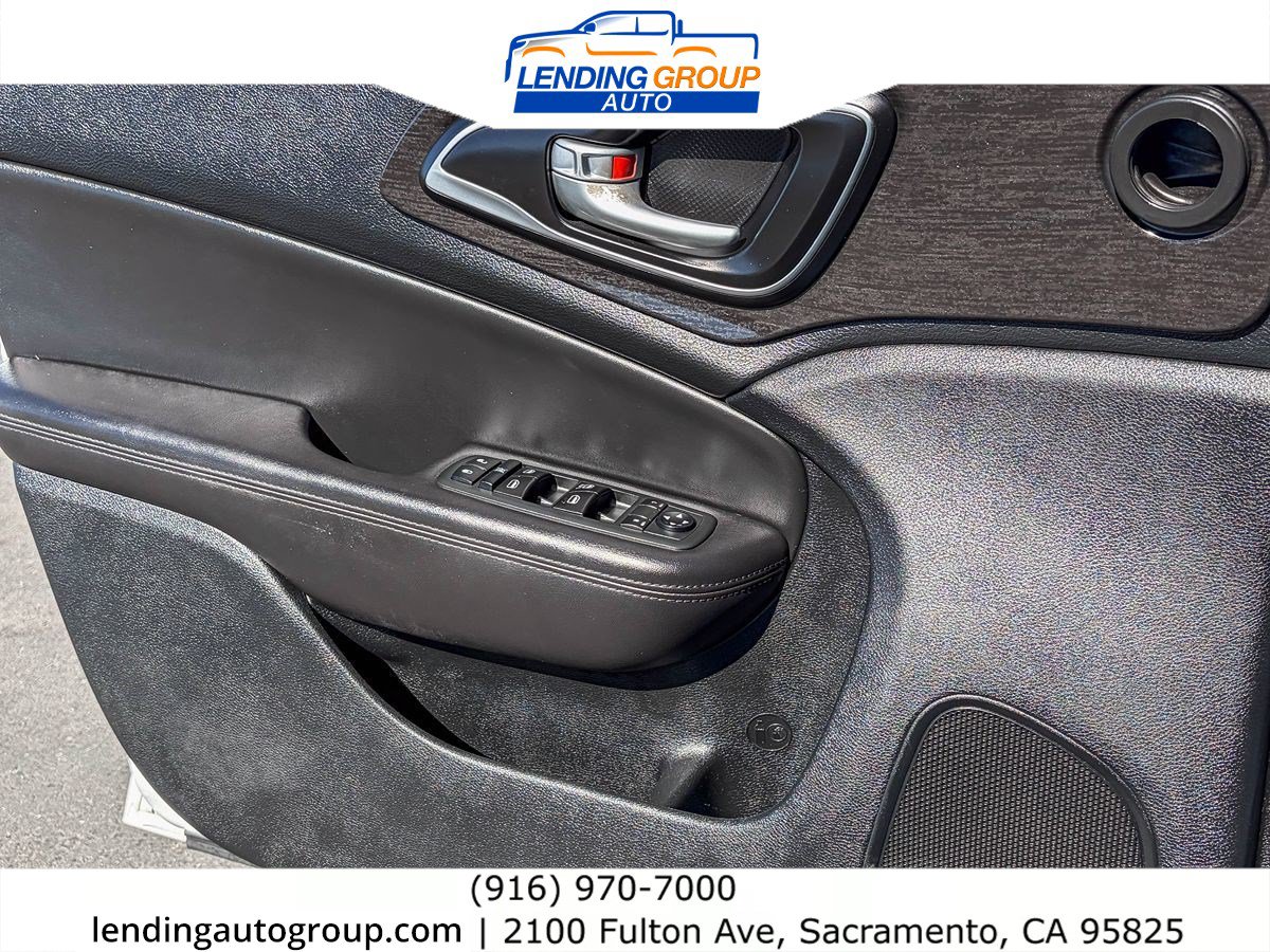 Used 2015 Chrysler 200 C FWD image 19