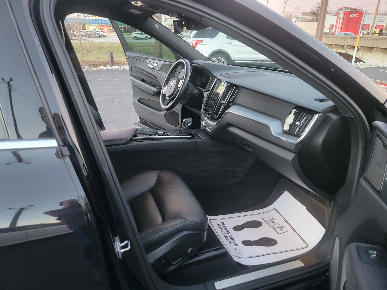 Used 2020 Volvo XC60 T5 Momentum image 16