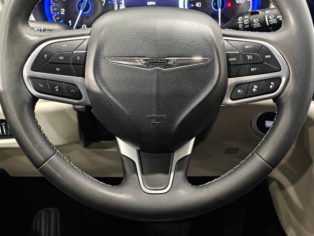 Used 2024 Chrysler Pacifica Touring-L FWD image 5