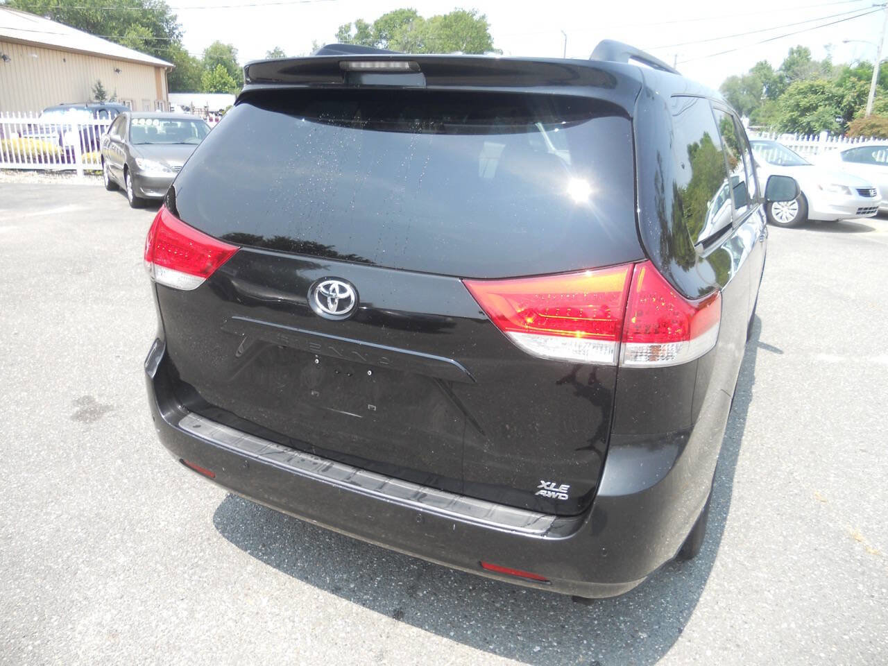 Used 2012 Toyota Sienna XLE w/ XLE Navigation Pkg image 13