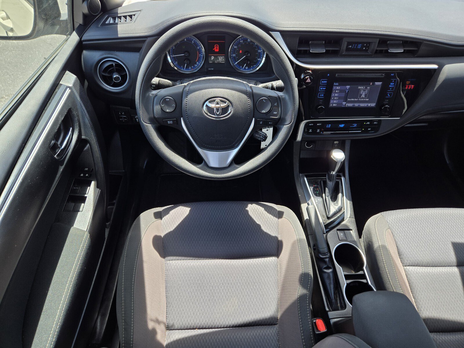 Used 2018 Toyota Corolla LE w/ Carpet Mat Package (TMS) FWD image 9