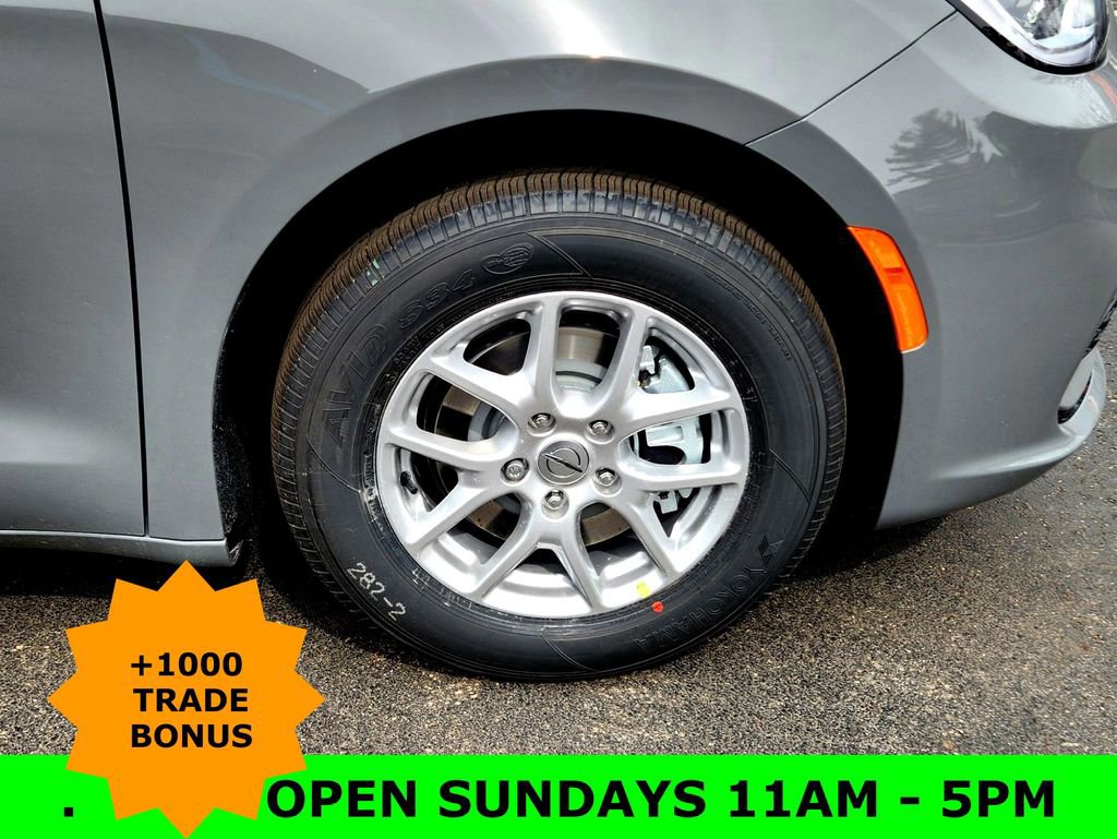 New 2025 Chrysler Pacifica Select image 9