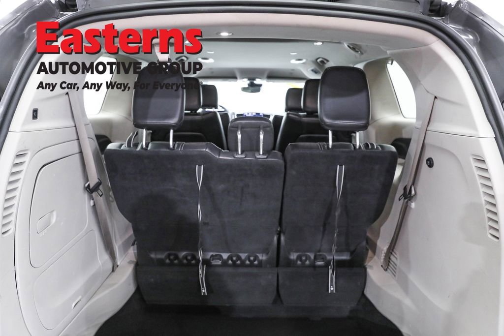 Used 2022 Chrysler Pacifica Touring-L image 9