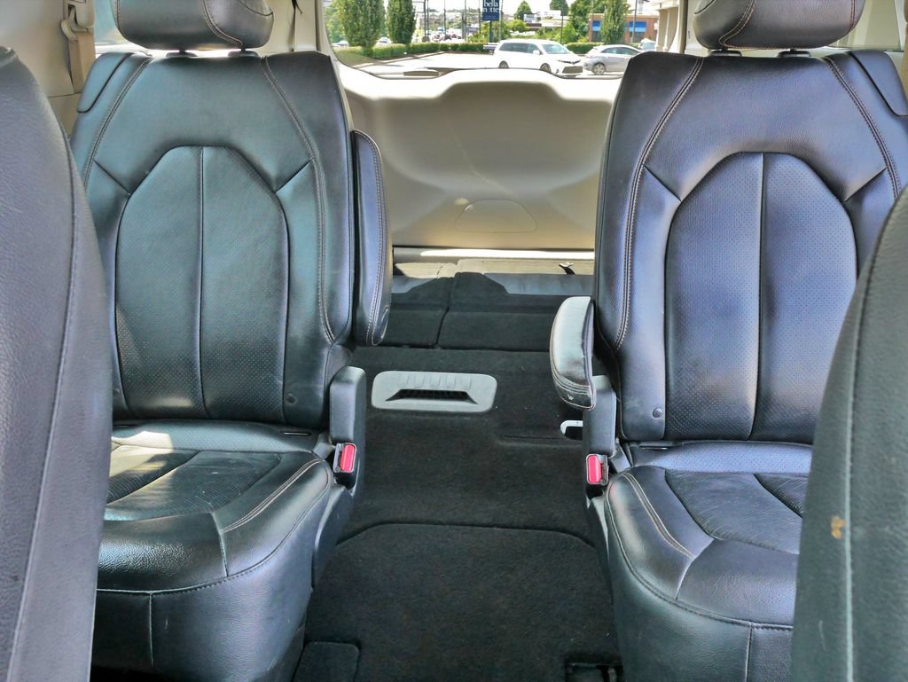 Used 2019 Chrysler Pacifica Touring-L FWD image 28