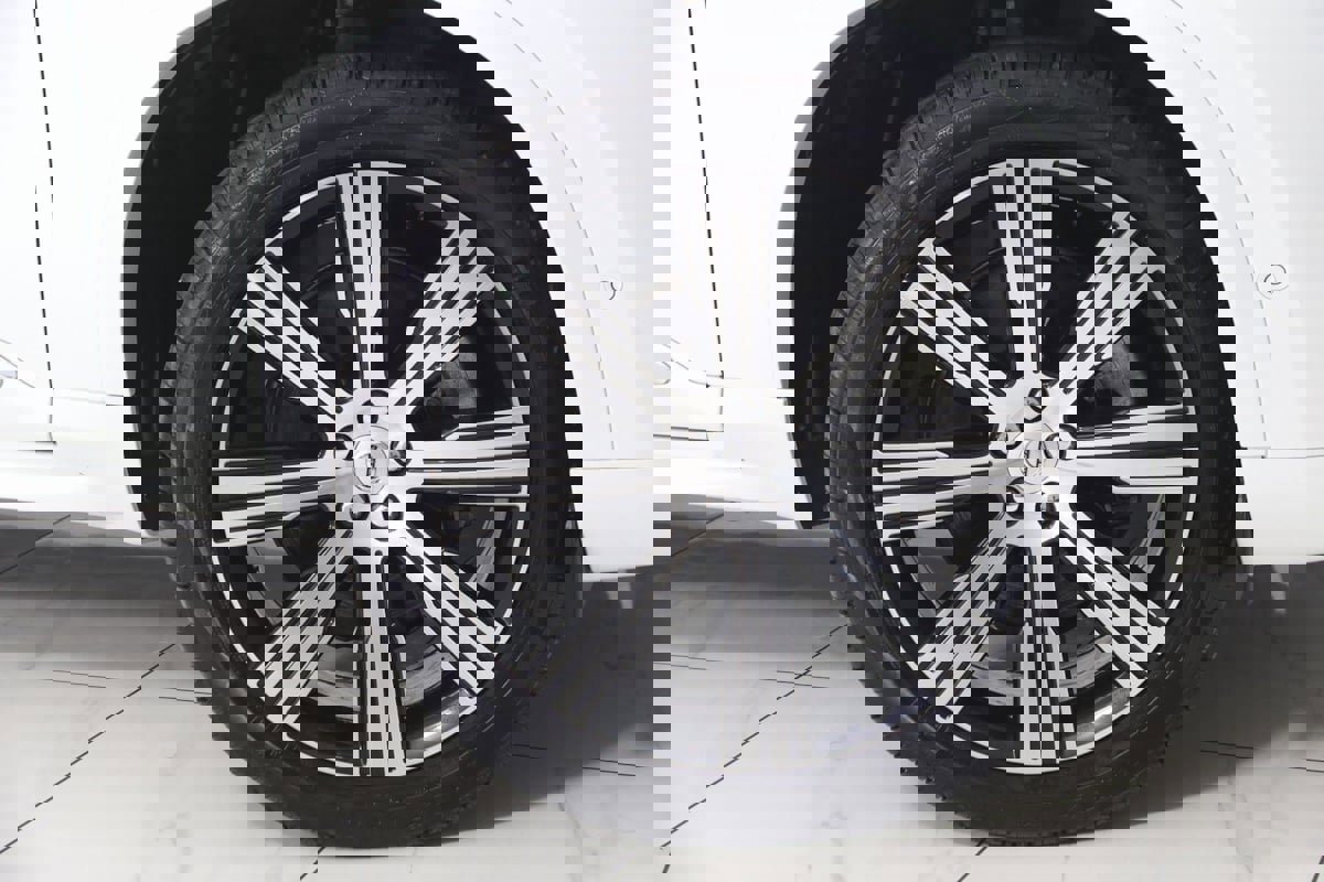 Used 2024 Volvo XC90 T8 Ultimate w/ Protection Package Premier image 17