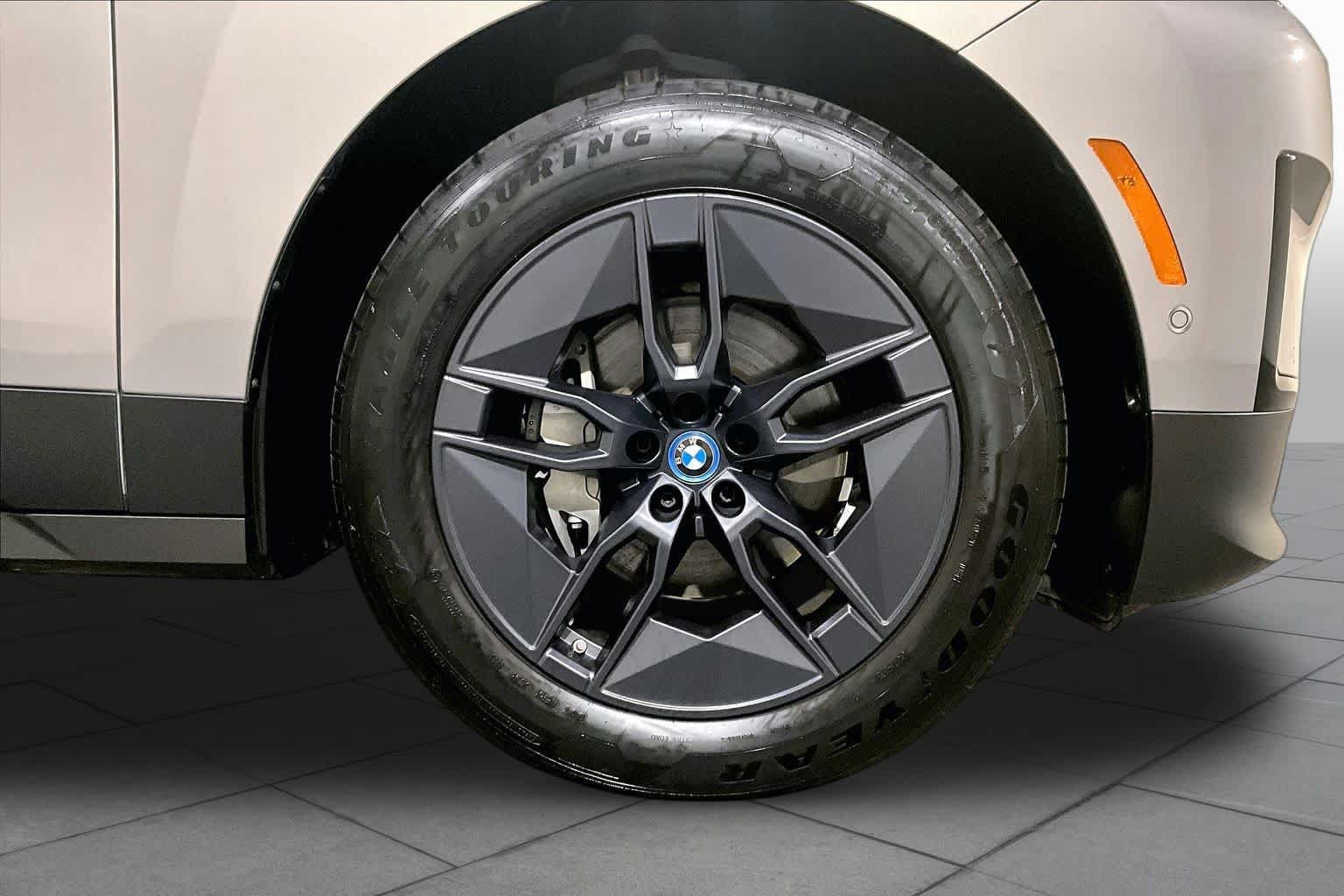 Used 2024 BMW iX xDrive50 w/ Premium Package AWD/4WD image 10