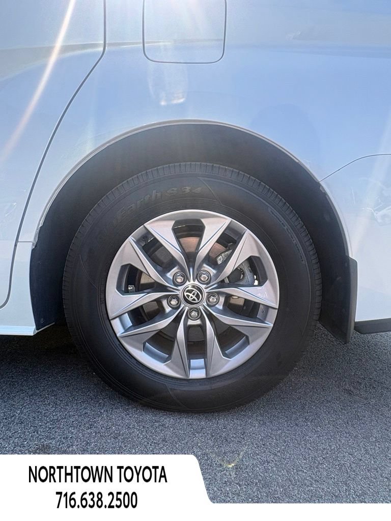 Used 2025 Toyota Sienna XLE w/ XLE Plus Package FWD image 13