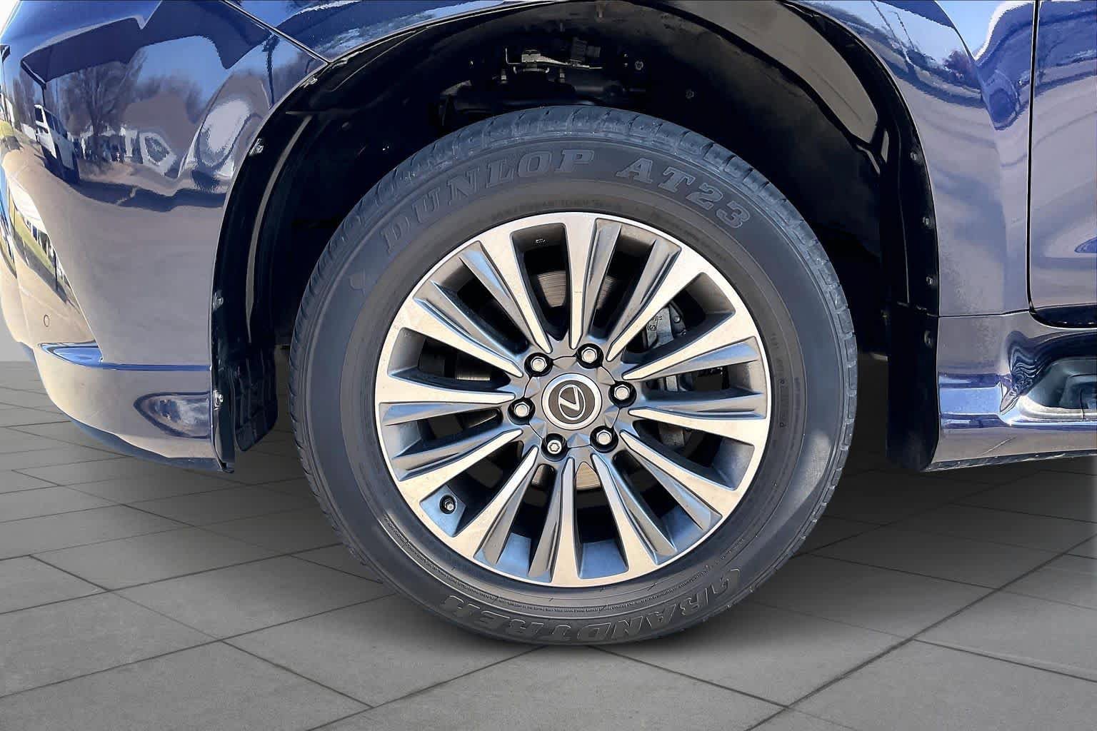 Used 2023 Lexus GX 460 Luxury w/ Accessory Package AWD/4WD image 11